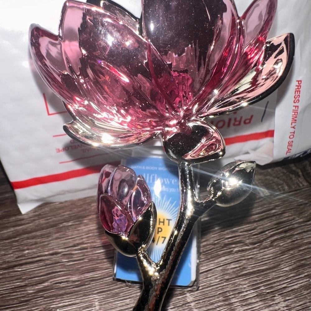 Bath and Body works wallflower‎ plug in Magnolia flower